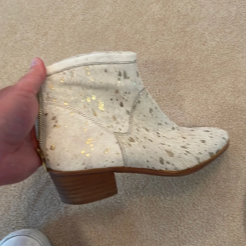 Coconuts by Matisse White Booties - Picture 1 of 4